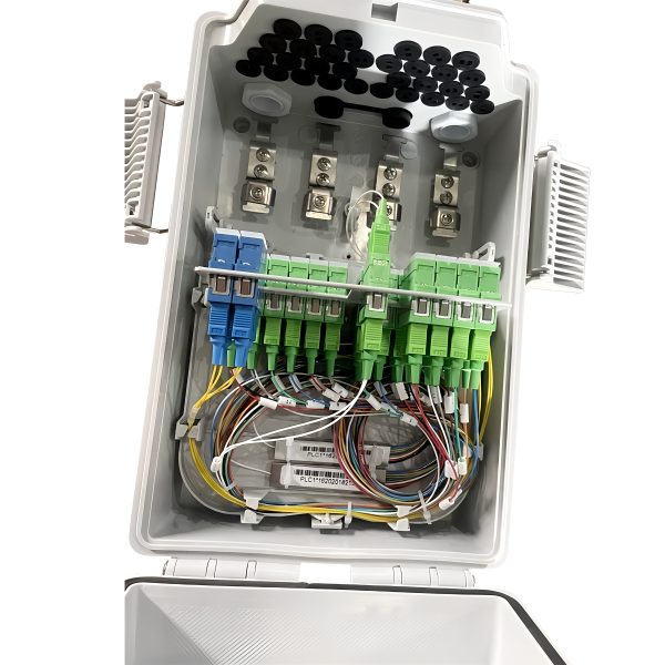 inside of indoor &outdoor wall mounted 4 in 32 out port fiber distribution box loaded with adapters and 2 pcs 1:16 plc splitter for max 40 cores splices