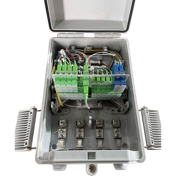 inner of the outdoor wall mounted 4 in 32 out port fiber distribution box loaded with adapters and 2 pcs 1:16 splitter for max 40 cores splices
